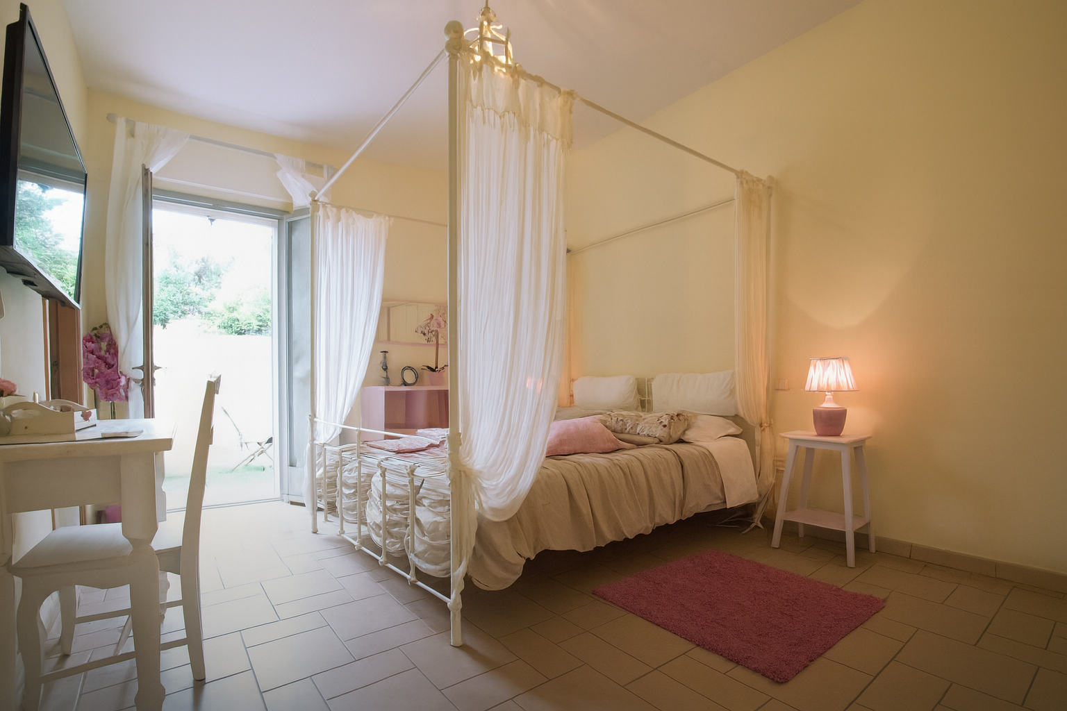 Camera Doppia Deluxe con giardino privato  ·  Homelink Sogno d'Oro, Val d'Elsa  ·  tra Firenze e Siena