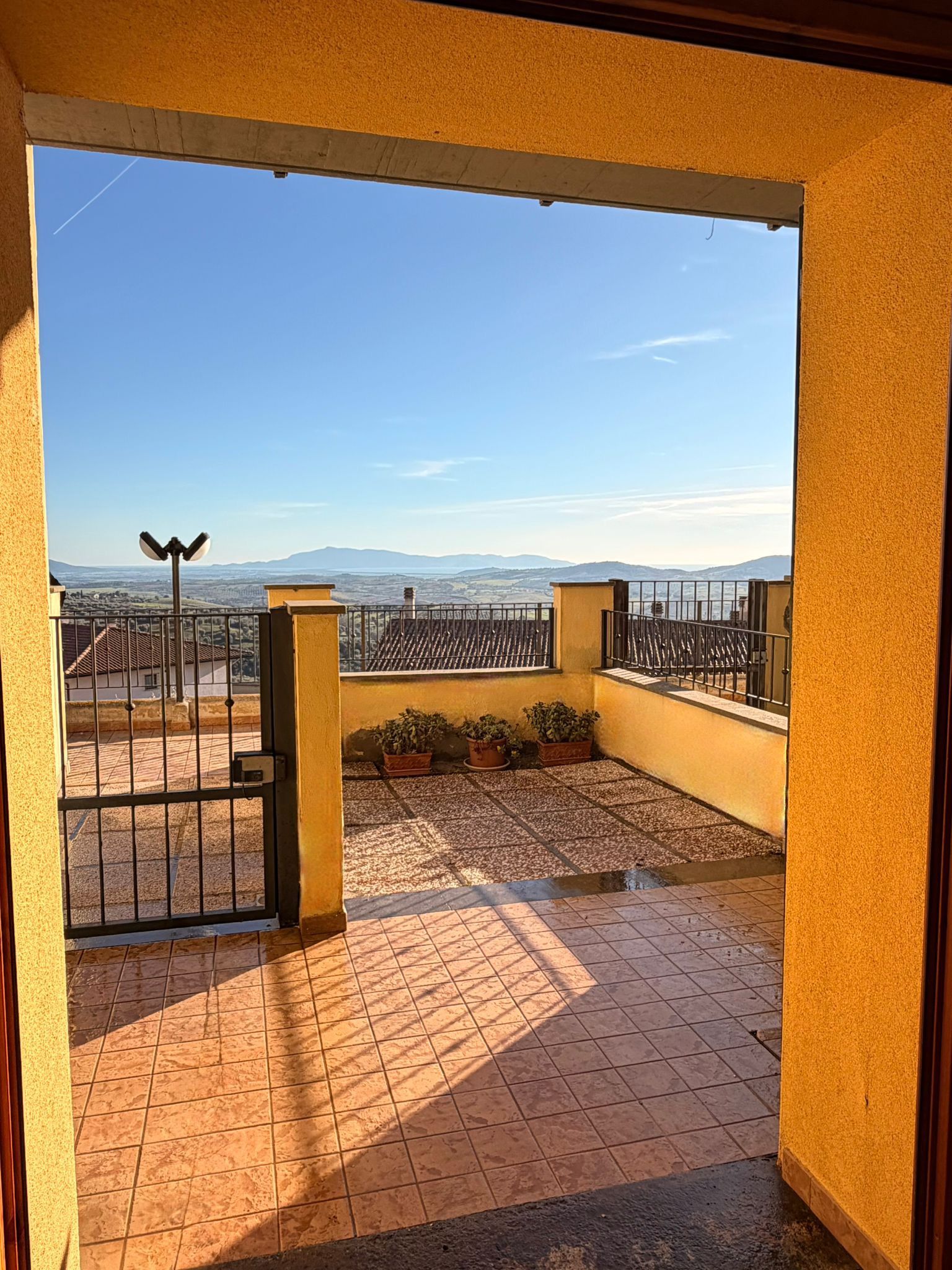 Outdoor terrace with dining table - holiday apartment Montiano, Maremma