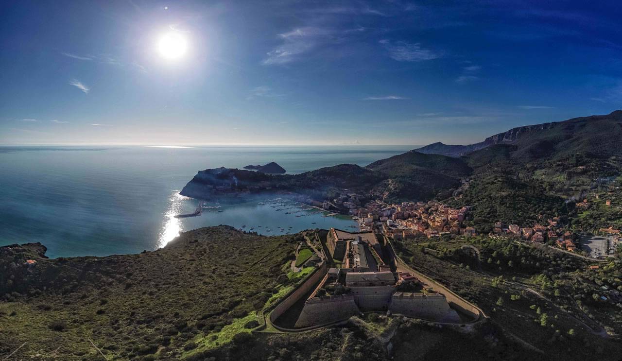 Sentiero costiero sull'Argentario con vista sul mare