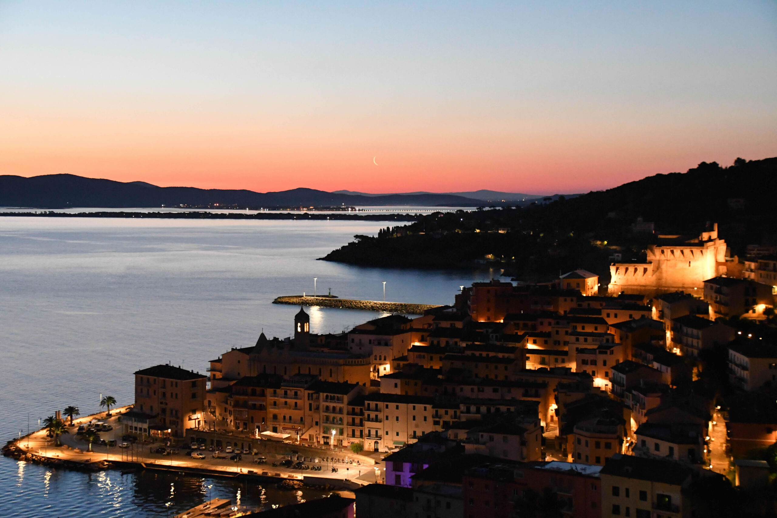 Borgo medievale di Pitigliano arroccato sulla rupe di tufo nella Maremma Toscana