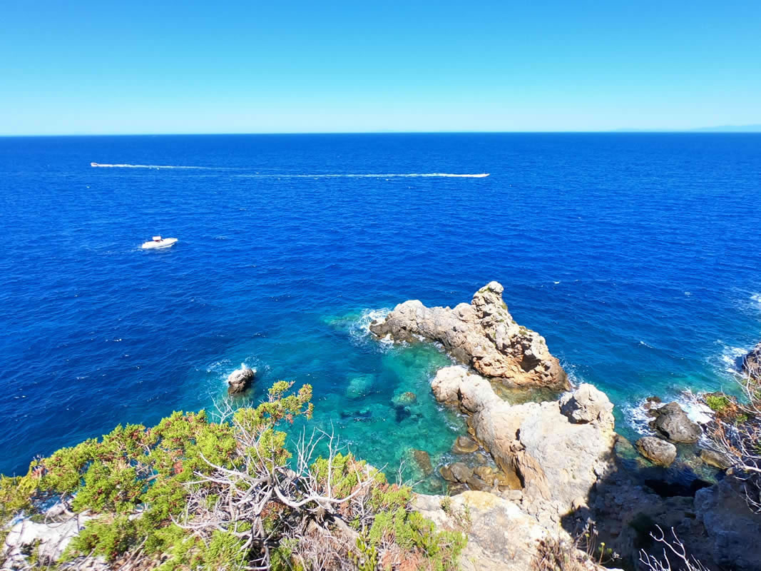 Scogliera dell'Argentario con acque ideali per le immersioni