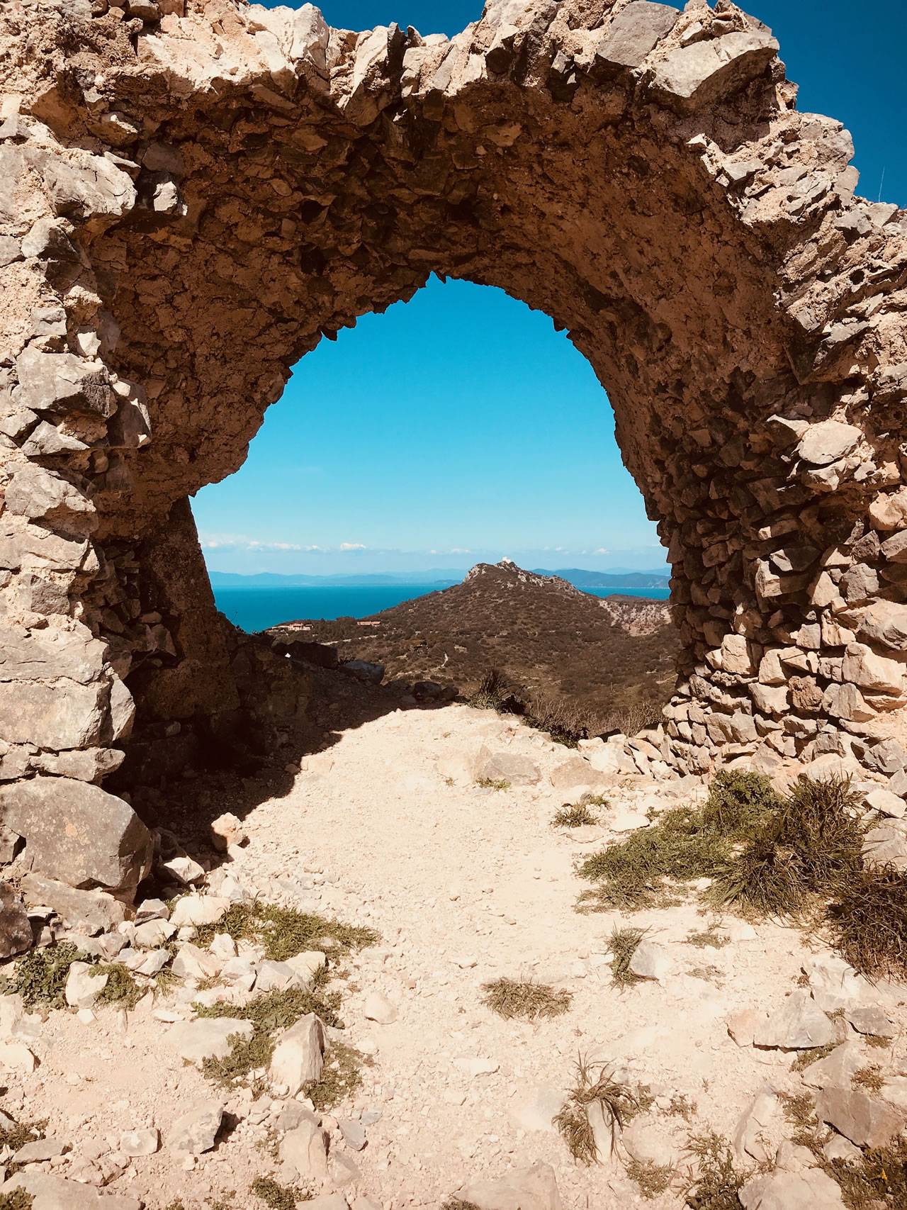 Calice di Morellino di Scansano con vista sulle colline della Maremma Toscana