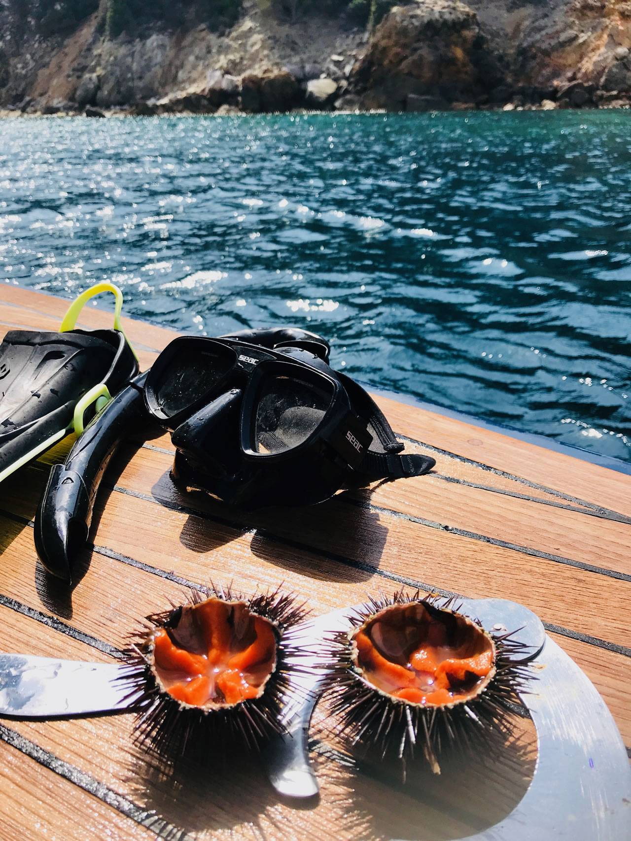 Vista dell'Isola del Giglio dall'Argentario con mare cristallino dell'Arcipelago Toscano