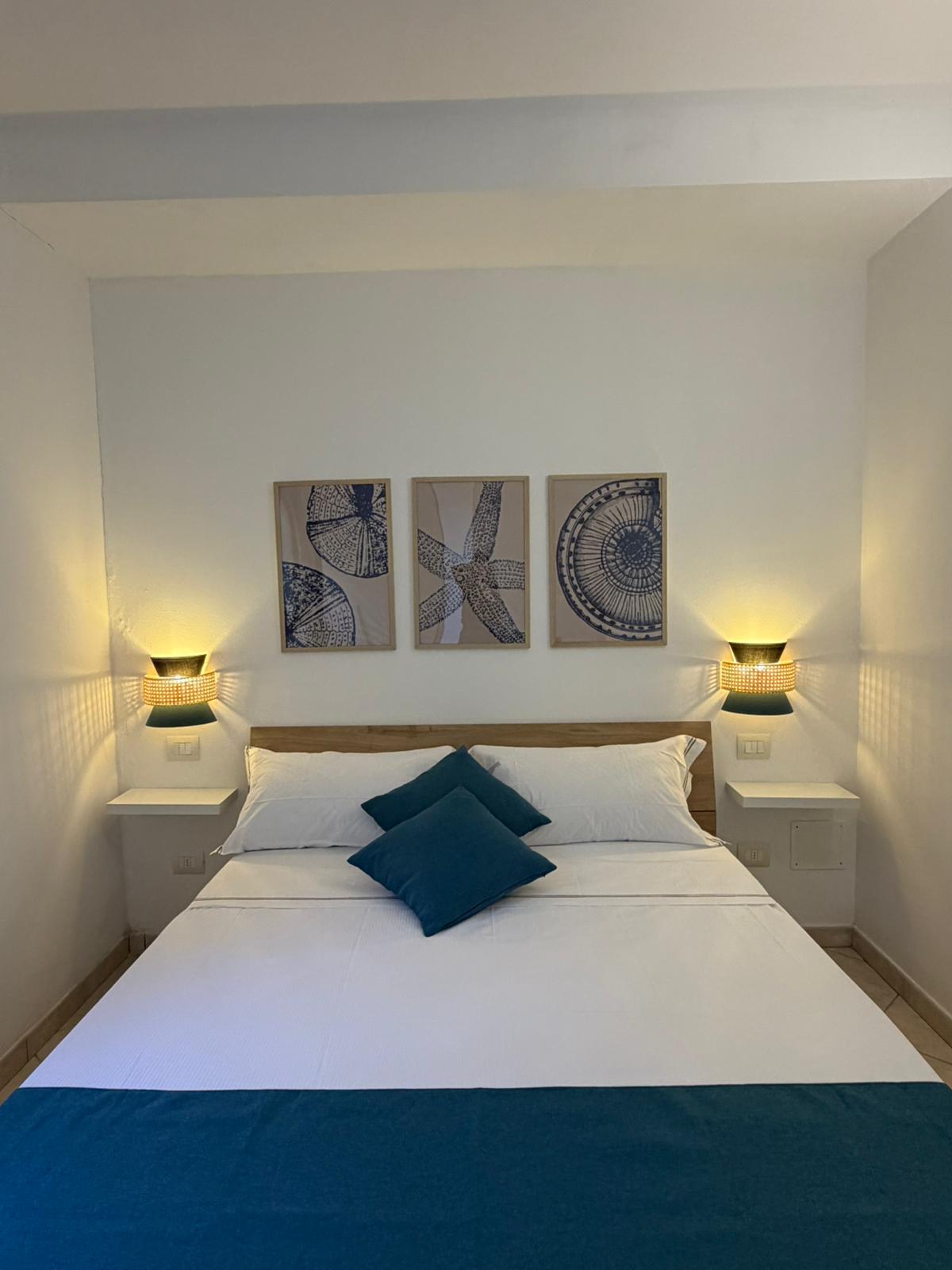 Camera matrimoniale con arredi eleganti  ·  appartamento Tramonto Dorato, Montiano (GR)